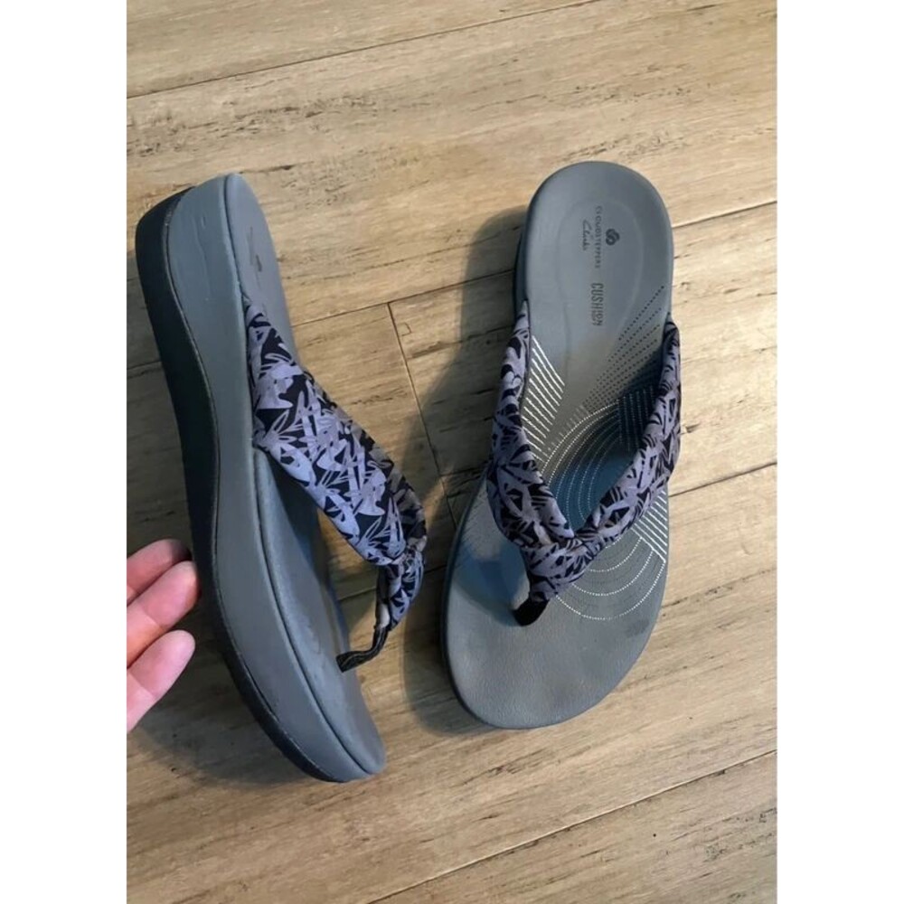 Clarks floral fabric thong women’s slide sandal. Size 8